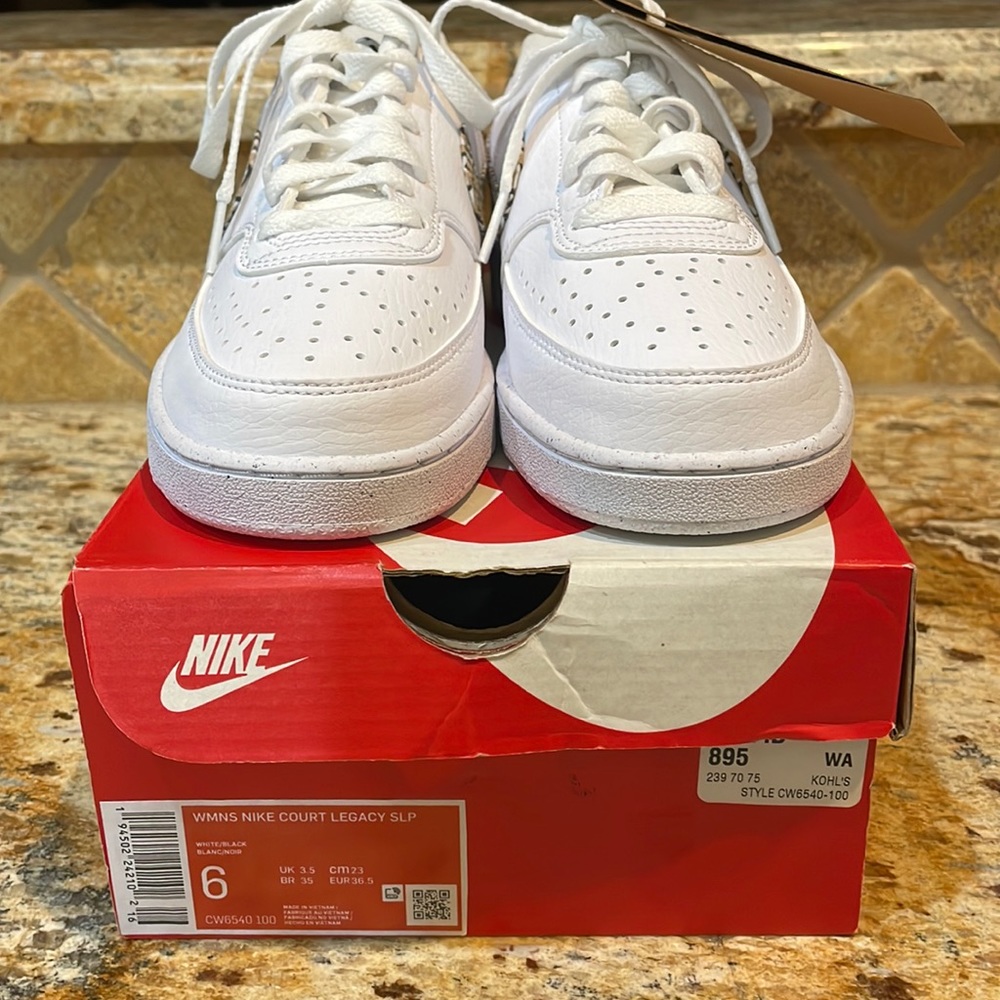 Women Nike sneakers size 7